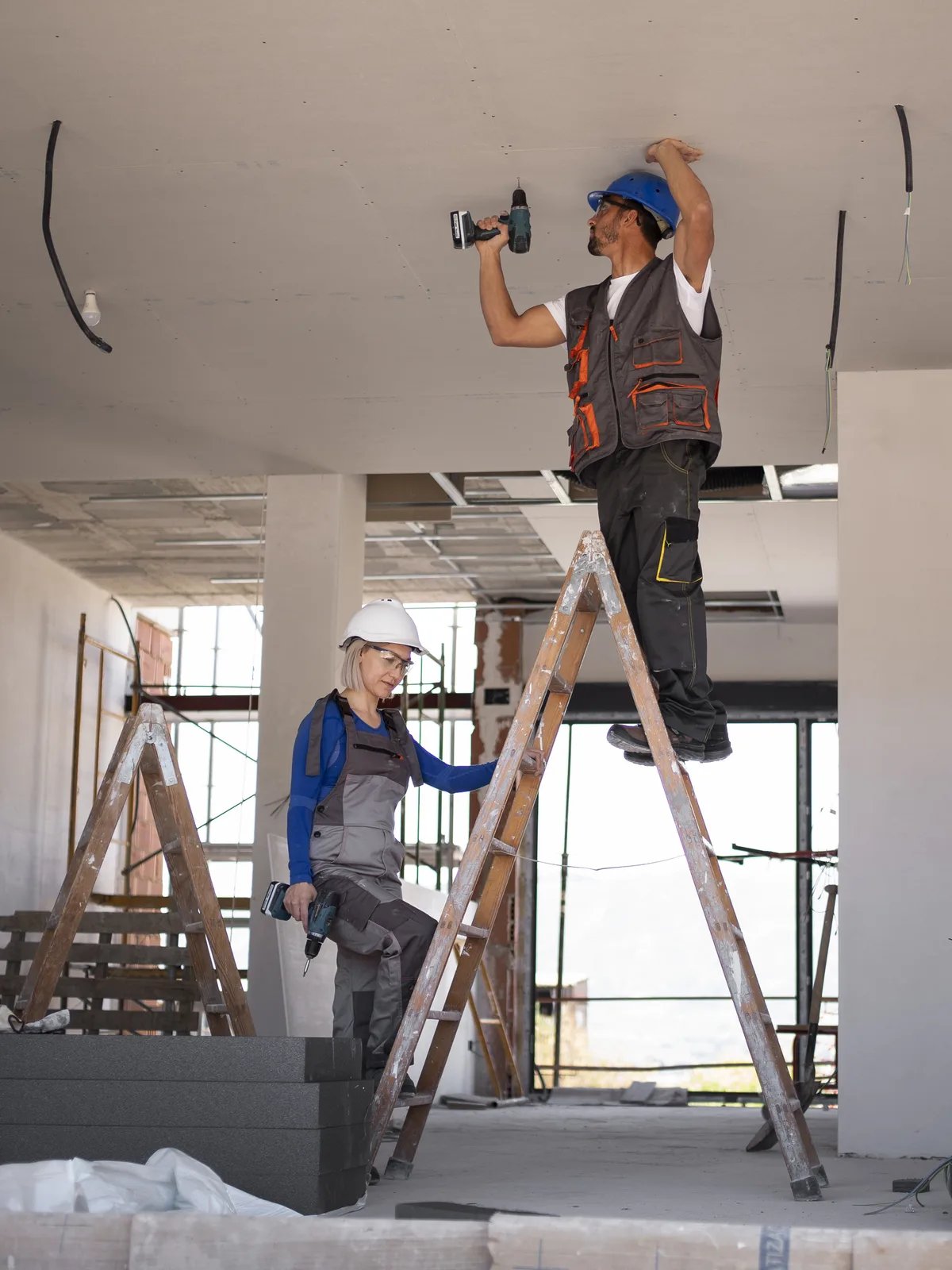 Deux artisans Luce Rénovation posent un plafond sur un chantier de rénovation en Loire-Atlantique